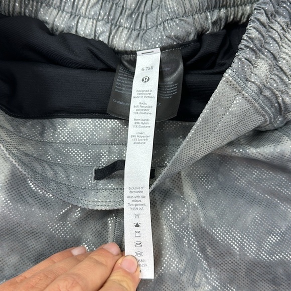 Lululemon SeaWheeze Hotty Hot High-Rise Lined Short 4" Elation Foil Diamond Dye - Picture 4 of 8